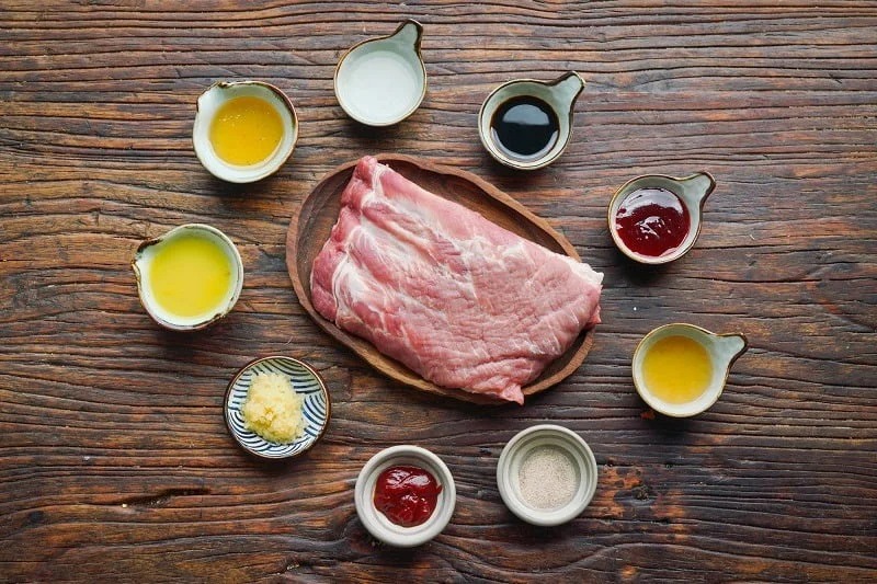Sơ chế nguyên liệu làm món sườn nướng ngũ vị bằng nồi chiên không dầu