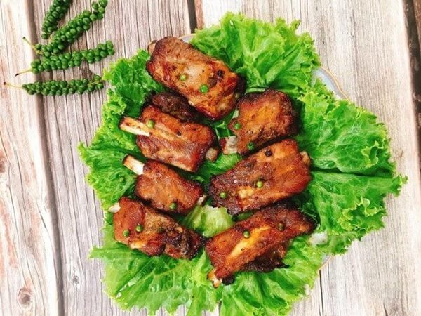 Món sườn nướng sốt tiêu đen rất phù hợp để ăn cùng rau sống