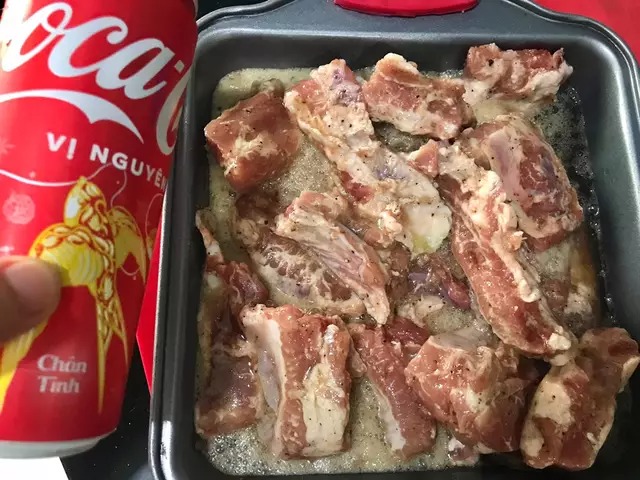 Ngâm sườn với coca trong 20 phút