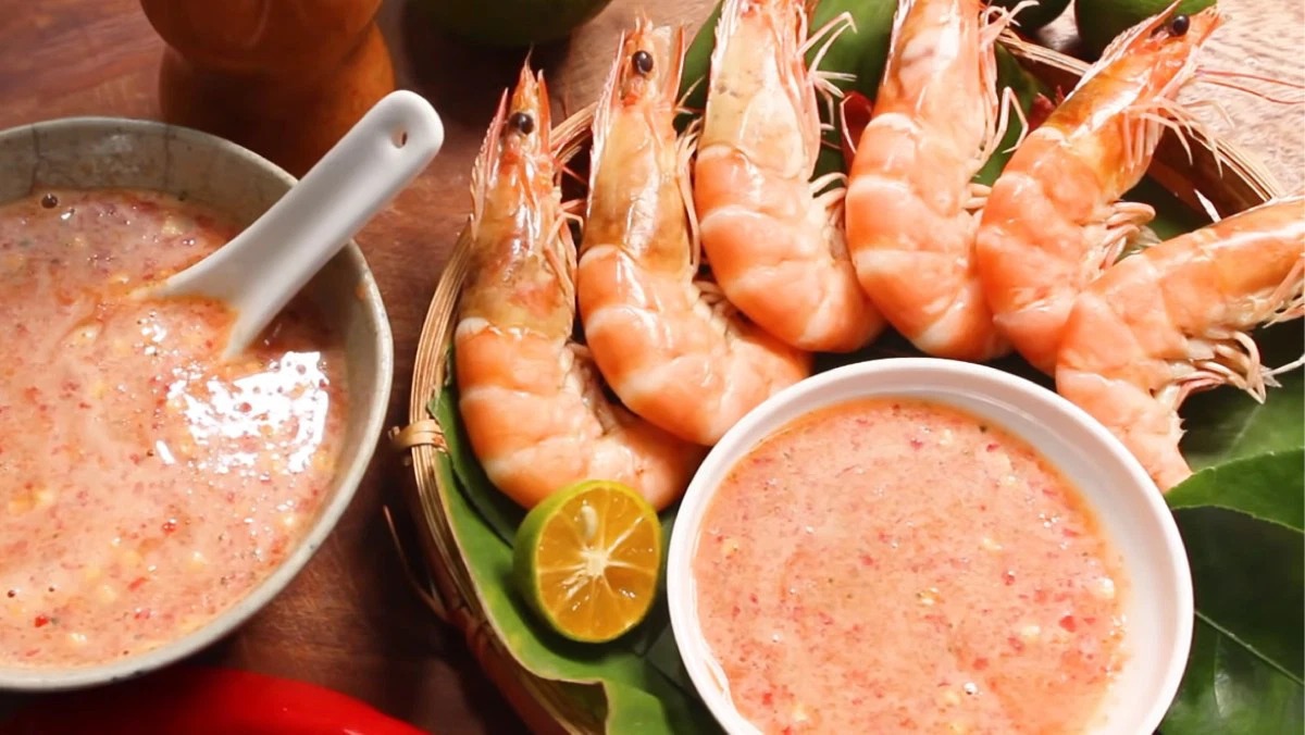 Nước chấm muối ớt đỏ để ăn cùng tôm nướng