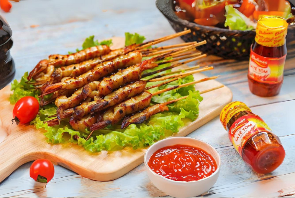Ướp tôm với hỗn hợp sa tế trong khoảng 20 phút