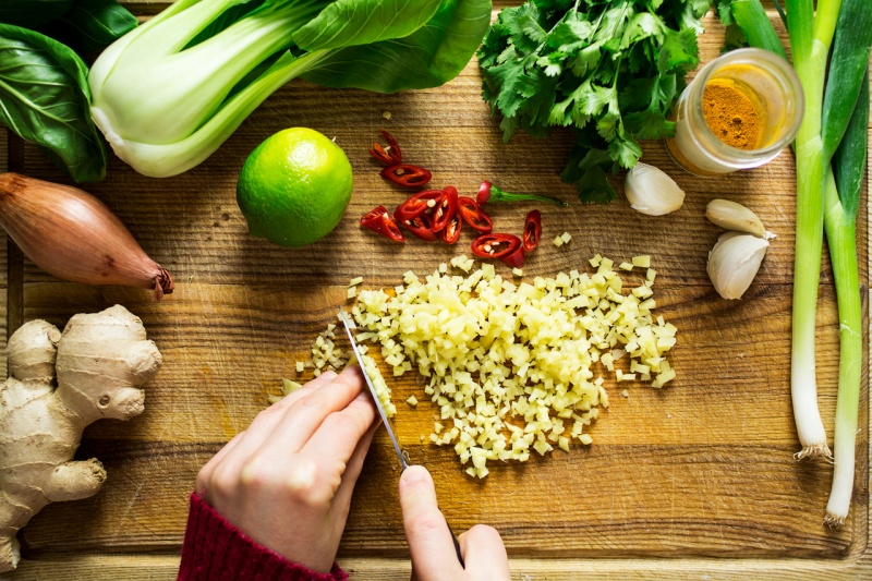 Sơ chế các nguyên liệu làm món cá chiên