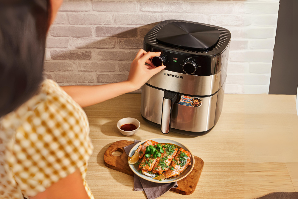 Trước khi chiên cá, hãy làm nóng nồi chiên không dầu ở nhiệt độ 100 - 120 độ C trong 5 phút.