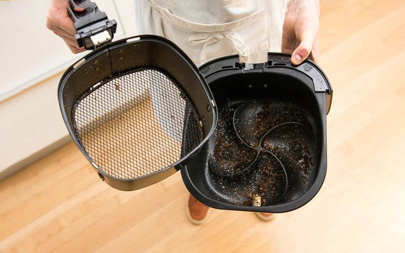 Dầu mỡ, thức ăn thừa nếu không được vệ sinh sạch sẽ ngay sau khi sử dụng dễ tạo thành các mảng bám gây rỉ sét các bộ phận kim loại của nồi