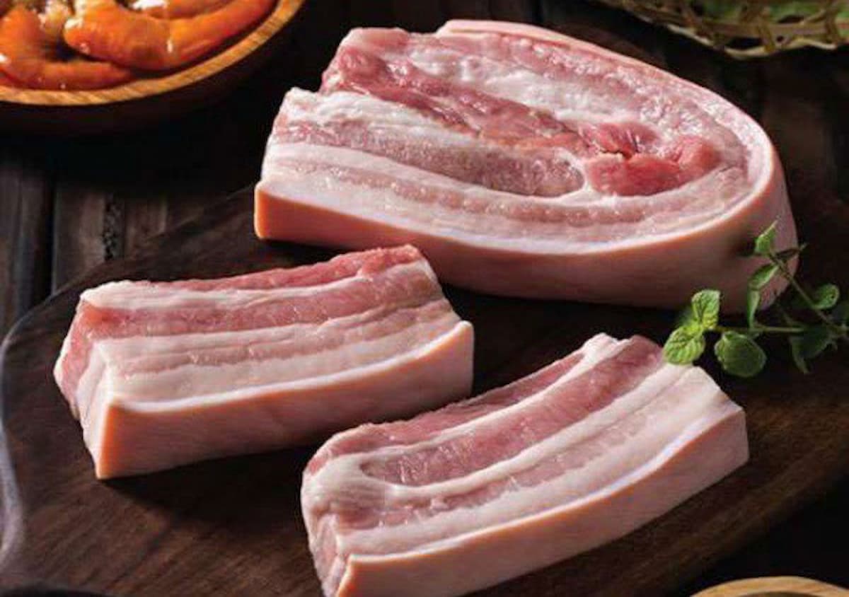 Thịt ba chỉ tươi ngon với màu đỏ nhạt và độ đàn hồi tốt