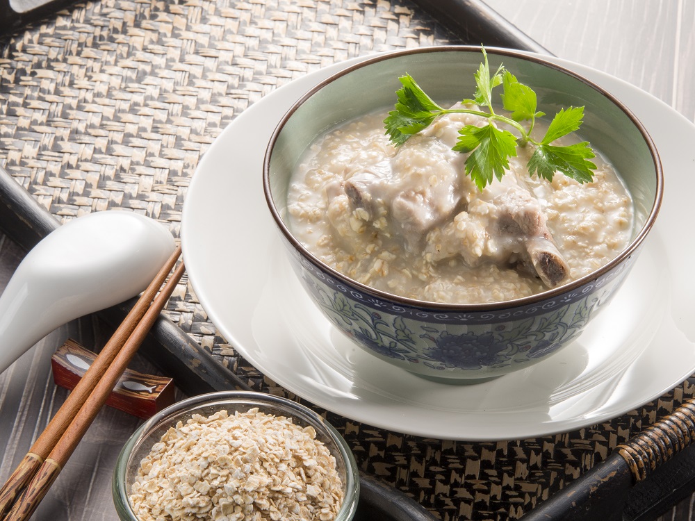 Cháo móng giò nấu bằng nồi cơm điện giúp phần móng mềm và thơm hơn.