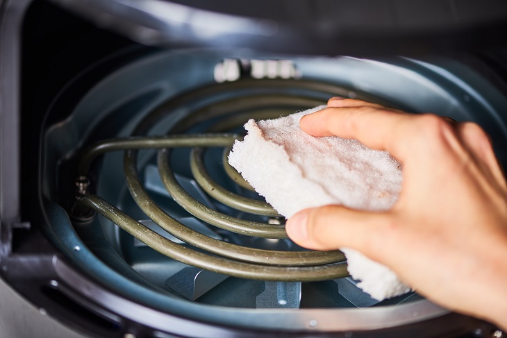 Vệ sinh quạt của nồi chiên không dầu thường xuyên để tránh thức ăn thừa đọng lại