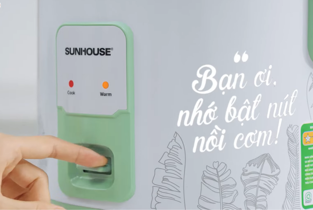 Nhiều người thường quên gạt nút Nấu/Cook khi đã đong gạo và nước vào nồi khiến cơm bị sống, sượng