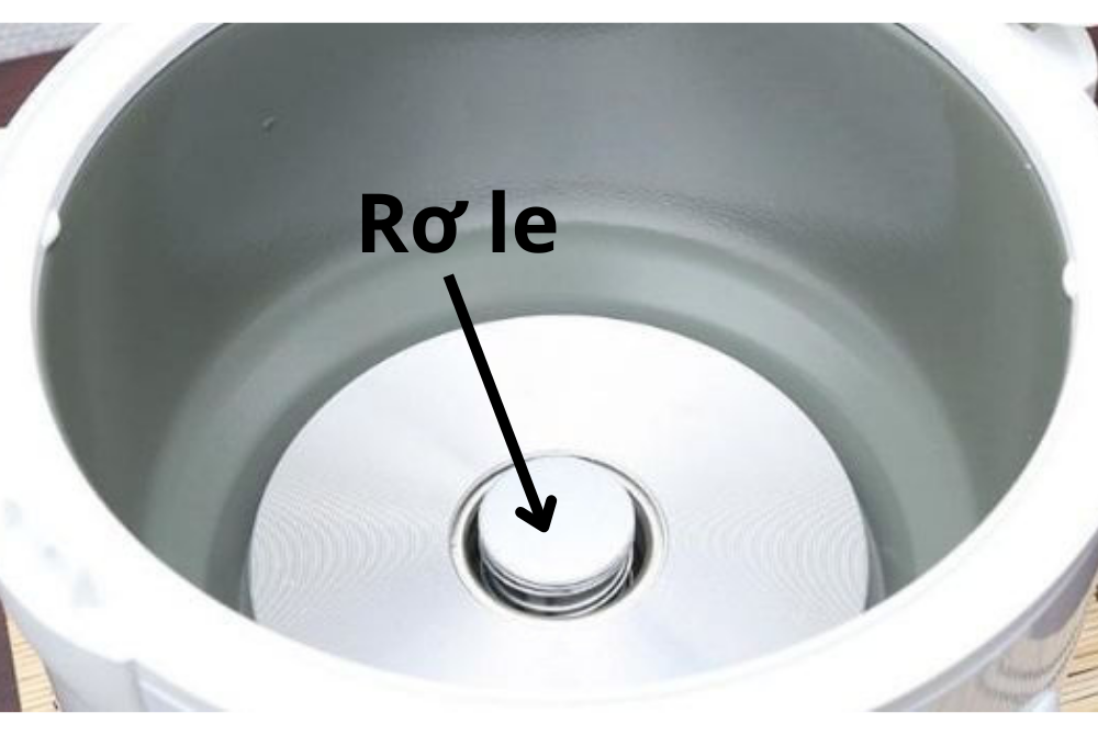 Phần Rơ le bị hỏng khiến cho nồi không được truyền nhiệt đều, cơm bị sống