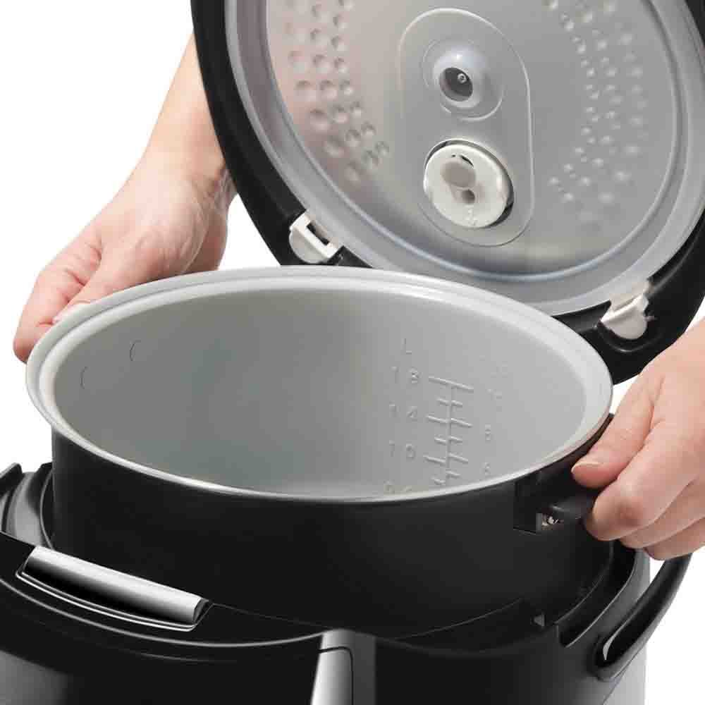 Bạn cần dùng 2 tay để đặt lõi nồi vào nồi cơm điện khi nấu