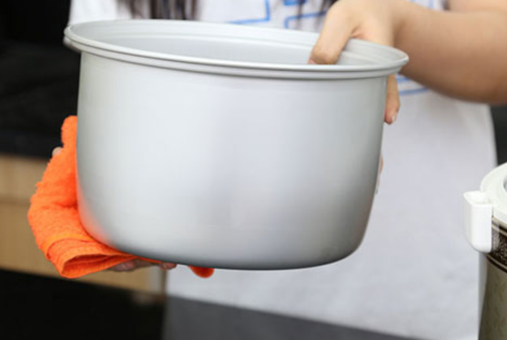 Lau khô lõi nồi cơm trước khi nấu để tránh làm hỏng mâm nhiệt