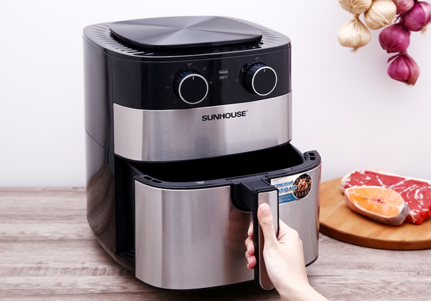 Chú ý lắp khay chiên nồi chiên không dầu vào khoang chiên đúng khớp