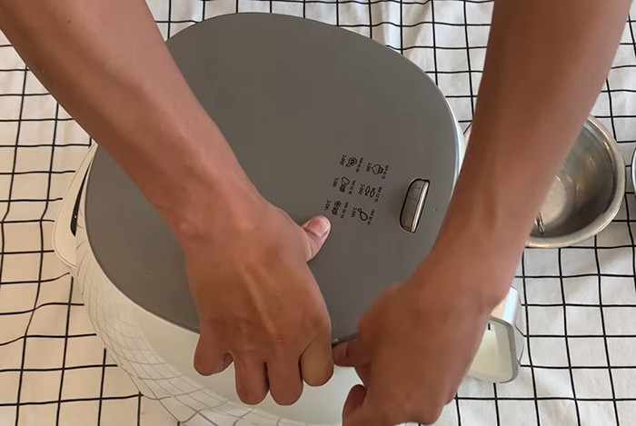 Cách tháo vỉ chiên và giỏ chiên ra khỏi khay hứng dầu