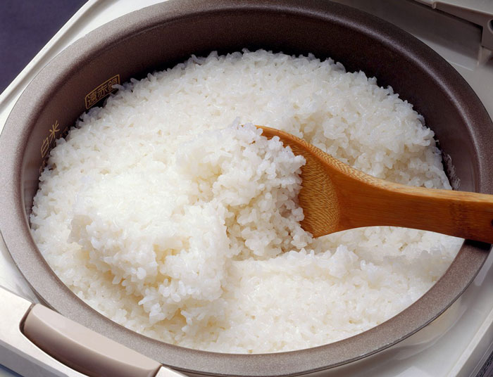 Lượng gạo nhiều thì thời gian nấu sẽ lâu hơn do vì phải mất thêm thời gian để truyền nhiệt khắp lòng nồi