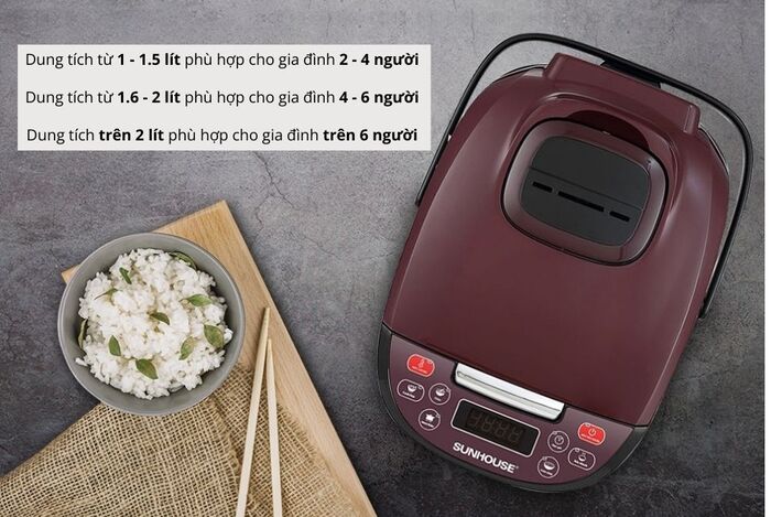 Bạn nên chọn loại nồi cơm có dung tích phù hợp với lượng ăn của gia đình để tránh cơm dính đáy nồi gây lãng phí