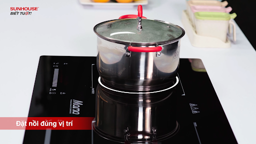Để khắc phục lỗi này rất đơn giản, bạn chỉ cần cân chỉnh lại đáy nồi sao cho cân đối với khu vực nấu của bếp