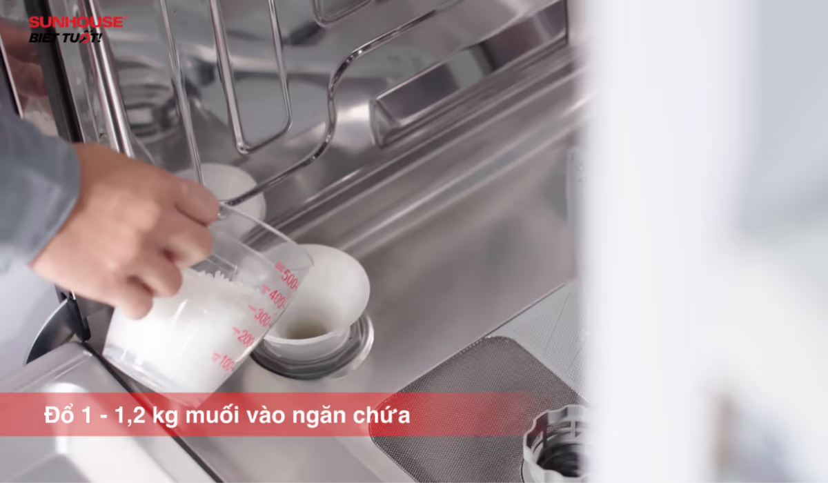 Đổ muối vào ngăn chứa muối