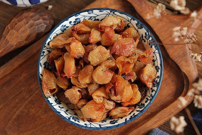 Bạn có thể lột vỏ, lấy cùi vải đem đi nấu chè hoặc pha nước uống để làm dịu đi vị ngọt của vải, cách làm này đặc biệt tốt cho người tiểu đường và béo phì