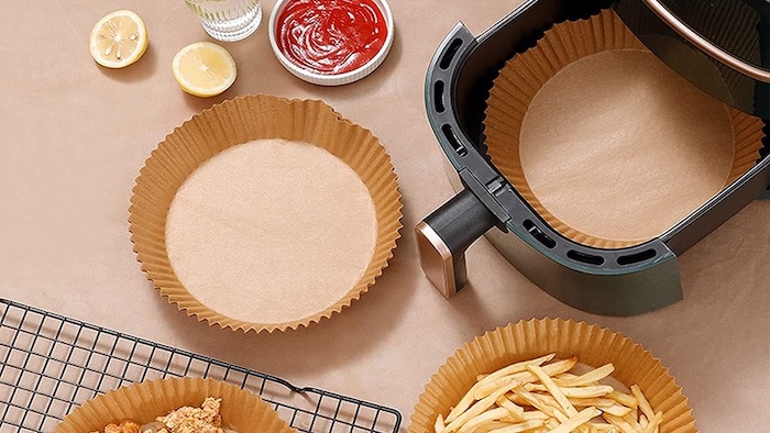 Lót 1 lớp giấy bạc hoặc giấy nến lên khay chiên trước khi xếp khoai lang