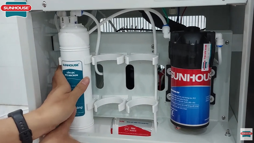 Lõi lọc không được lắp đặp đúng chiều gây hiện tượng tắc nghẽn, e khí