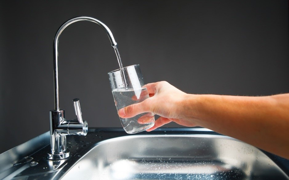 Nên mua cây nước nóng lạnh hay máy lọc nước tích hợp nóng lạnh để sử dụng tại gia đình? 2